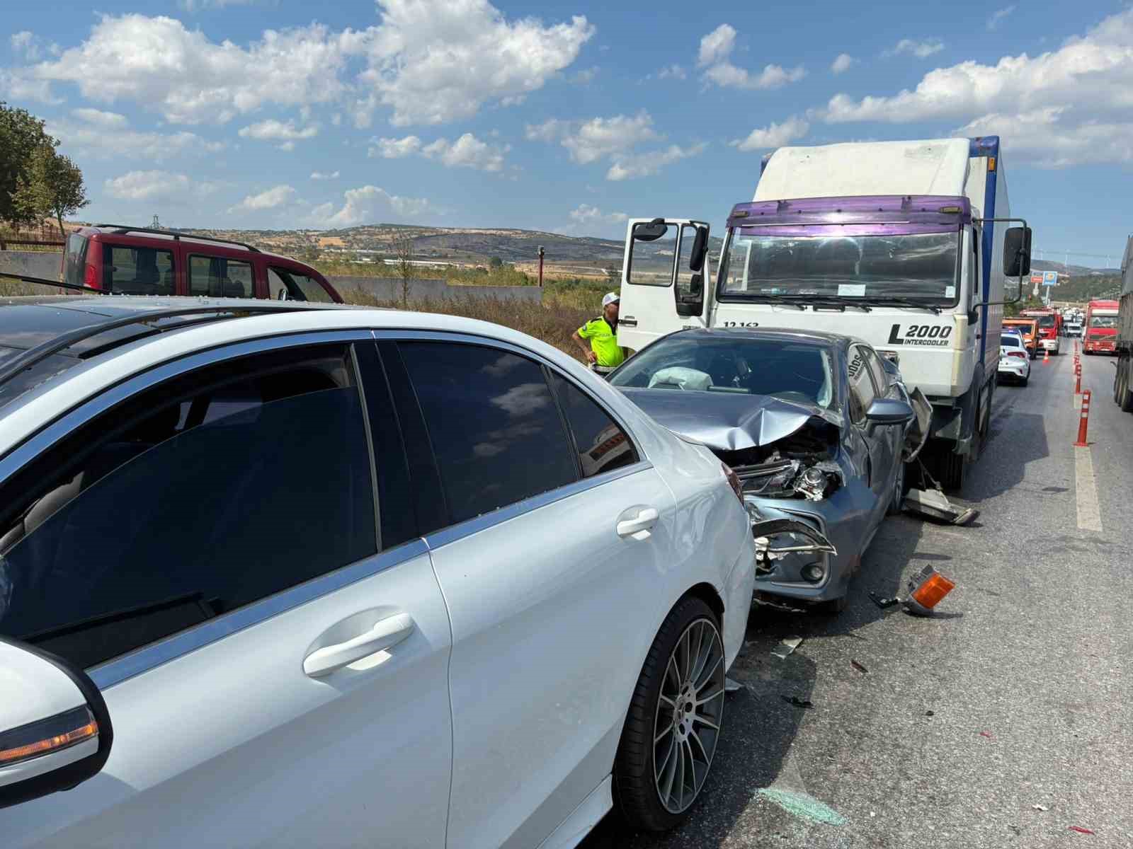Balıkesir&rsquo;de 4 ara&ccedil; zincirleme trafik kazası yaptı
