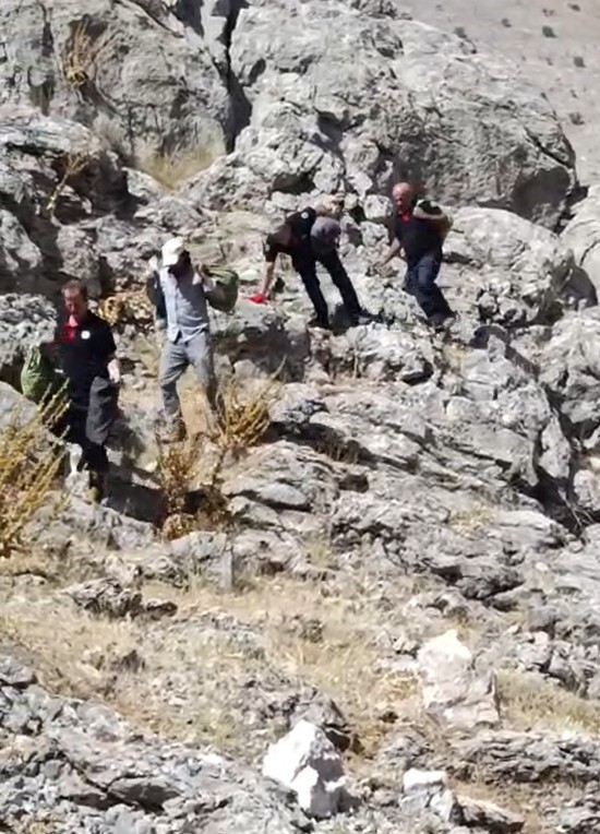 Malatya&rsquo;da dağlık alanda mahsur kalan ke&ccedil;iler kurtarıldı
