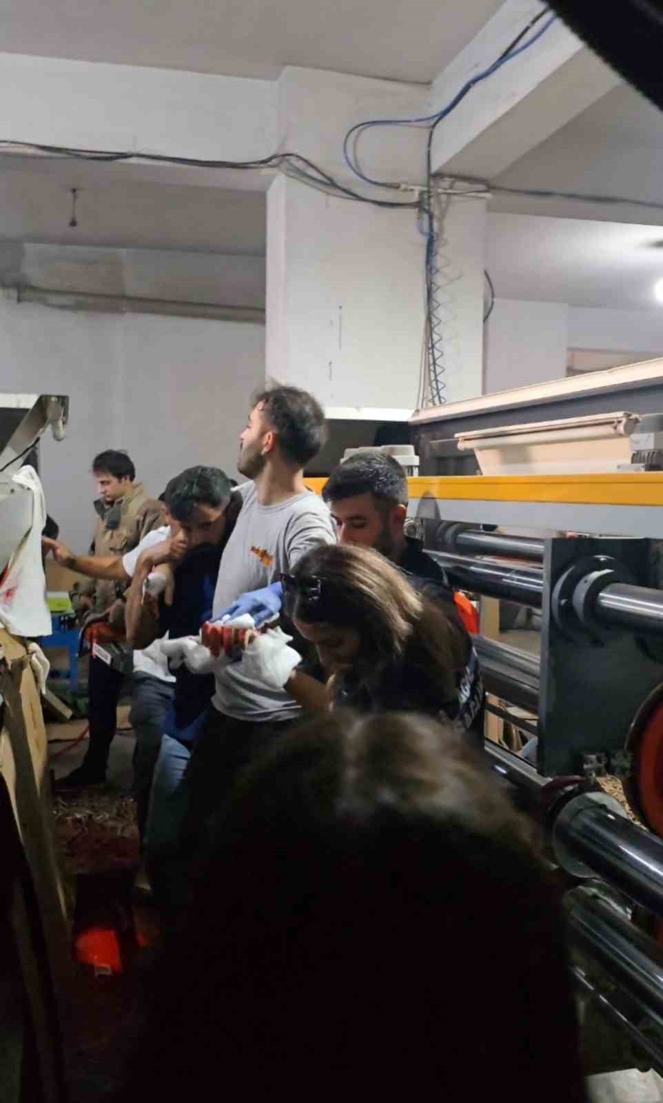 Ataşehir&rsquo;de elini makineye sıkıştırdı: Bir bu&ccedil;uk saatlik &ccedil;alışmayla kurtarıldı
