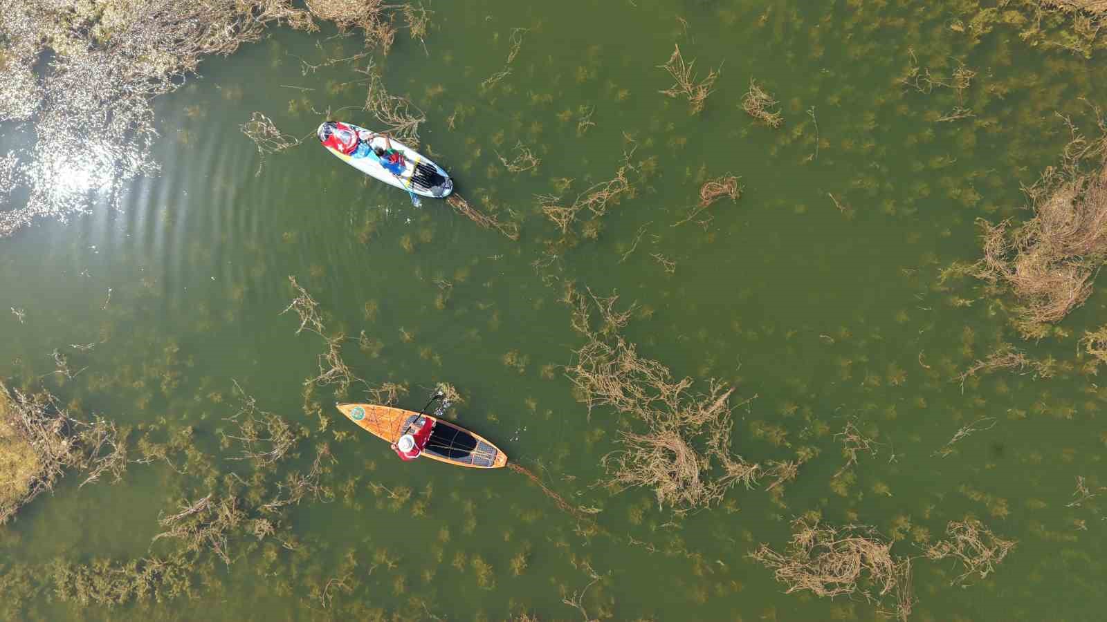 Kuraklığa dikkat çekmek için Beyşehir Gölü’nü SUP ile kürek çekerek bir uçtan bir uca geçtiler