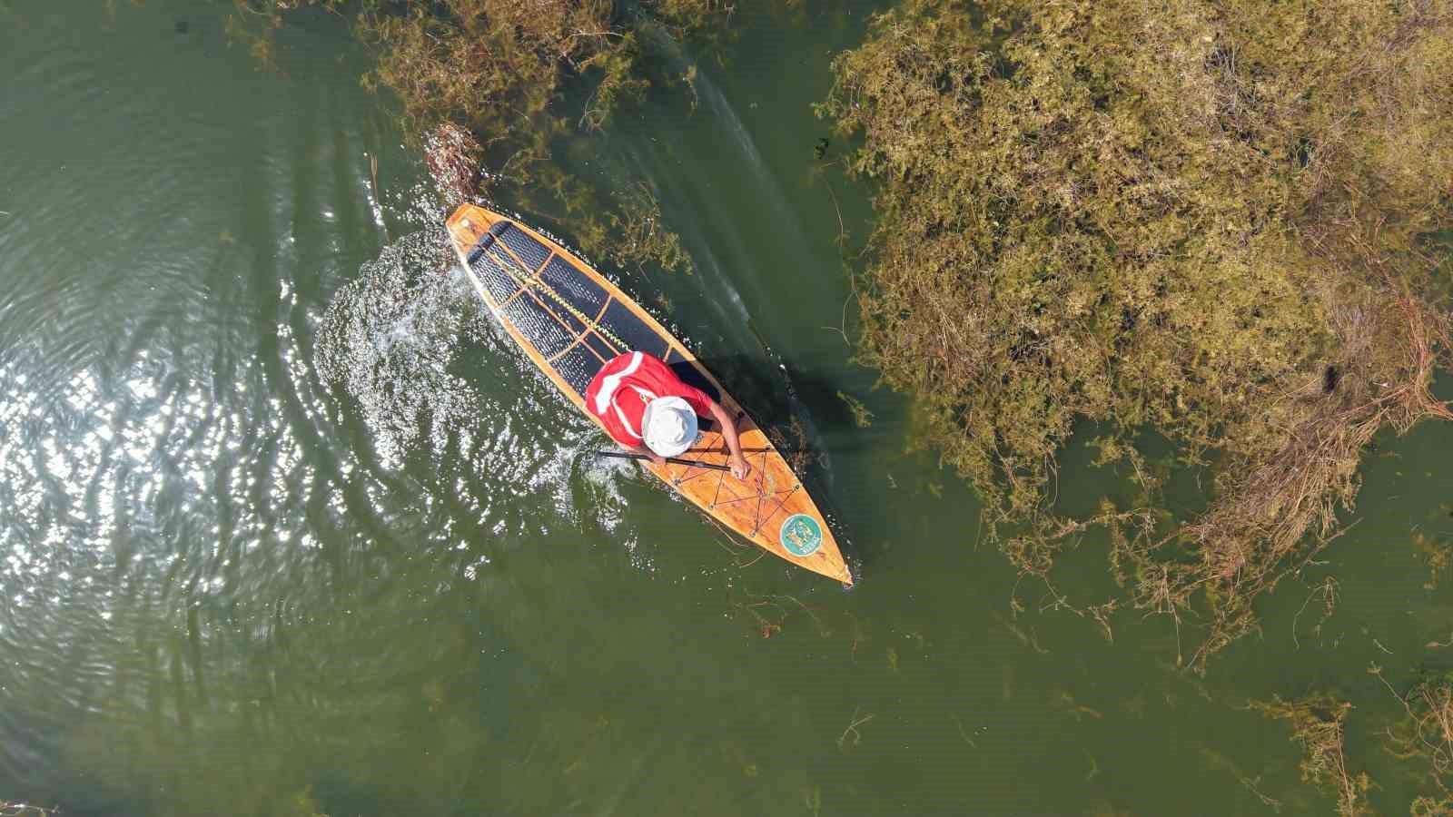 Kuraklığa dikkat &ccedil;ekmek i&ccedil;in Beyşehir G&ouml;l&uuml;&rsquo;n&uuml; SUP ile k&uuml;rek &ccedil;ekerek bir u&ccedil;tan bir uca ge&ccedil;tiler
