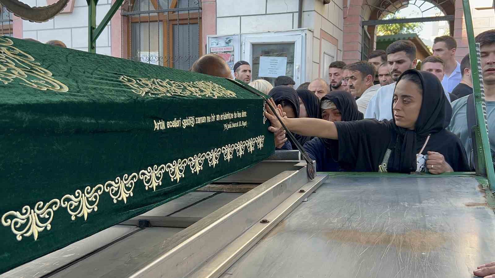 Eyüpsultan’da öldürülen 20 yaşındaki genç son yolculuğuna uğurlandı