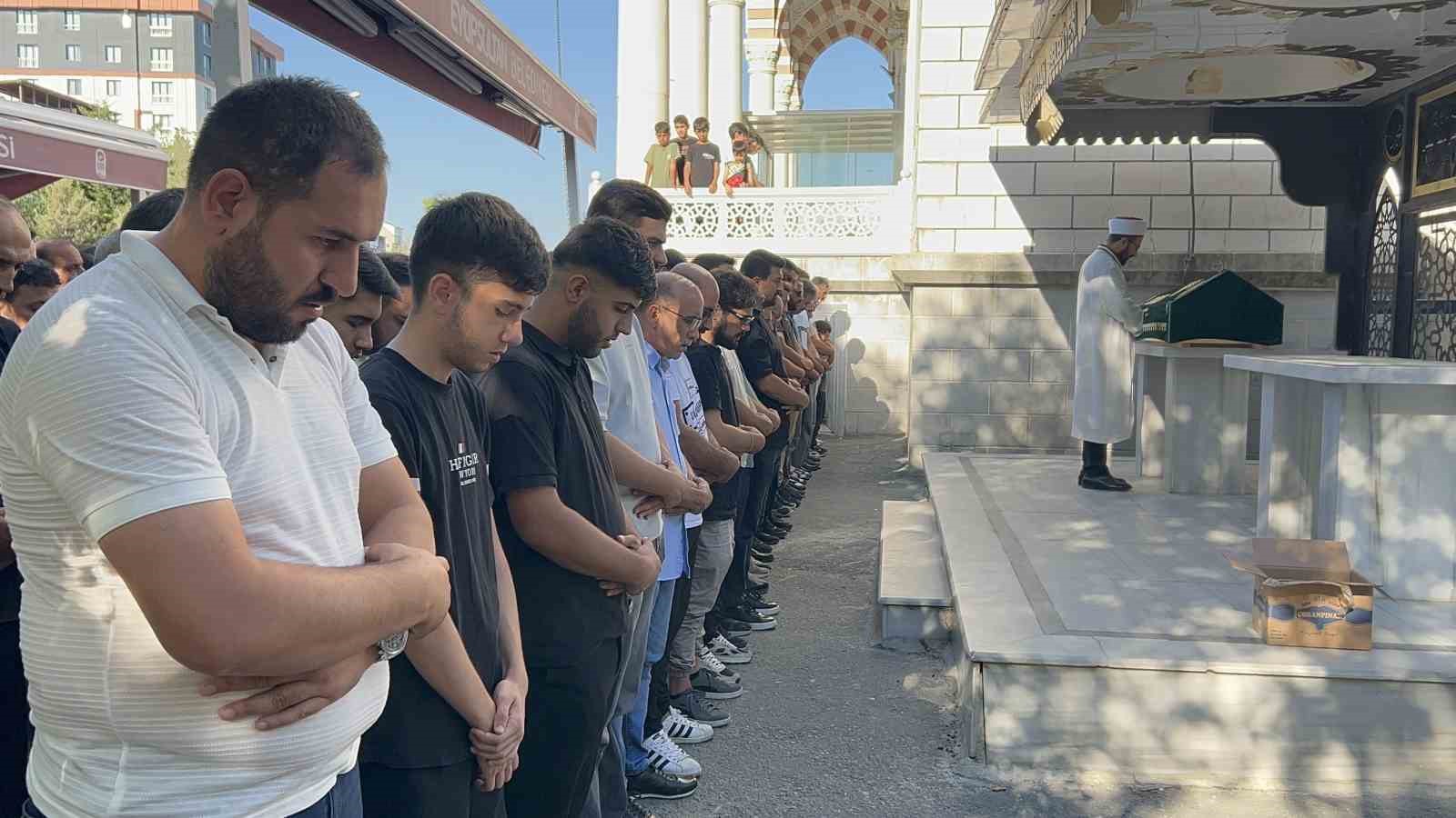 Ey&uuml;psultan&rsquo;da &ouml;ld&uuml;r&uuml;len 20 yaşındaki gen&ccedil; son yolculuğuna uğurlandı
