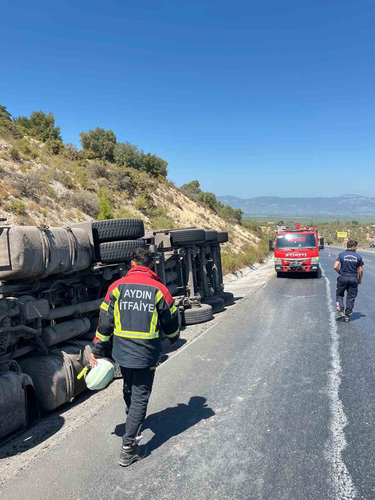 S&uuml;r&uuml;c&uuml;s&uuml;n&uuml;n direksiyon hakimiyetini kaybettiği tır devrildi: 1 yaralı
