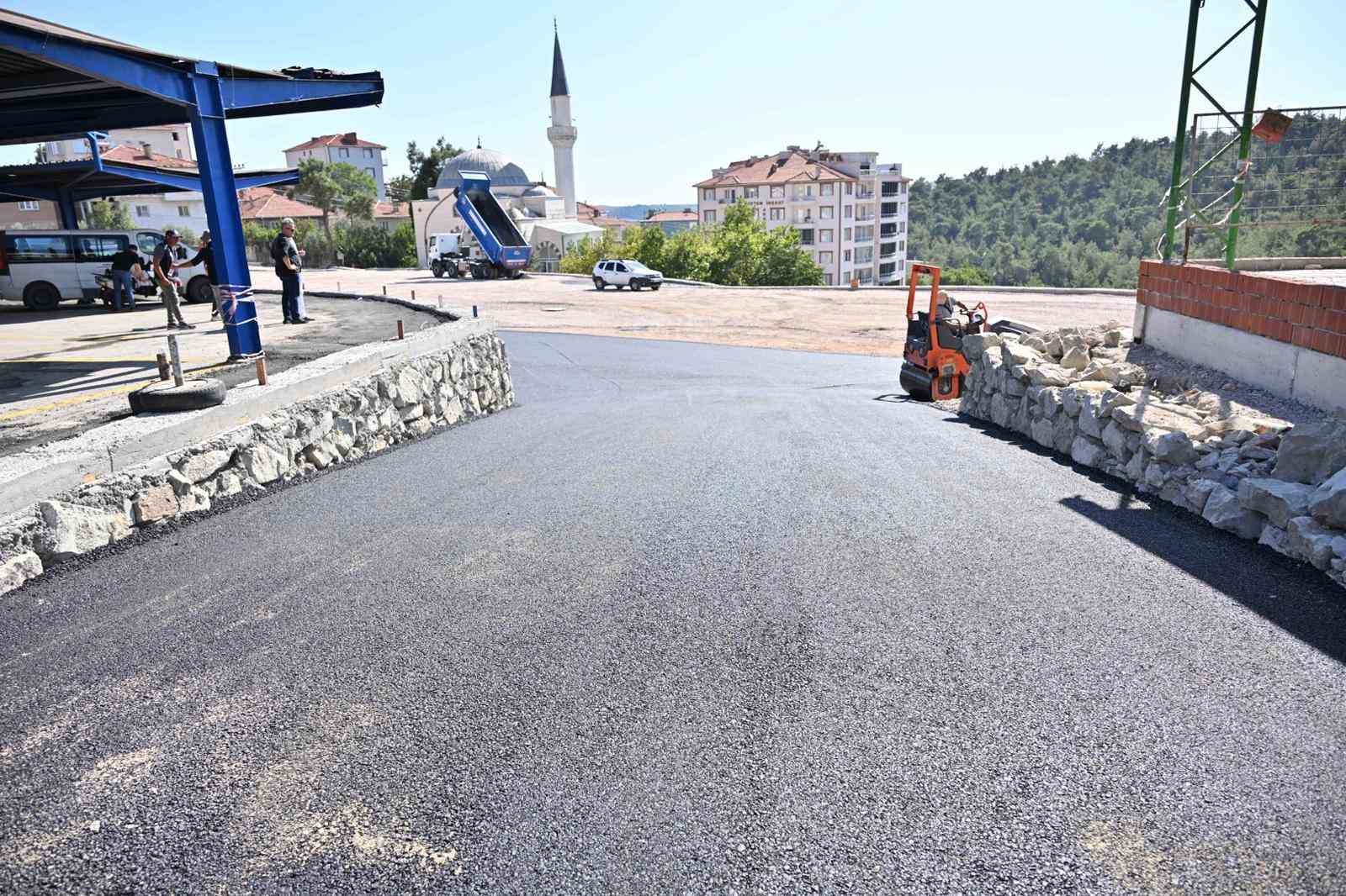 G&ouml;rdes&rsquo;te pazar yeri asfaltlanarak modern hale getirildi
