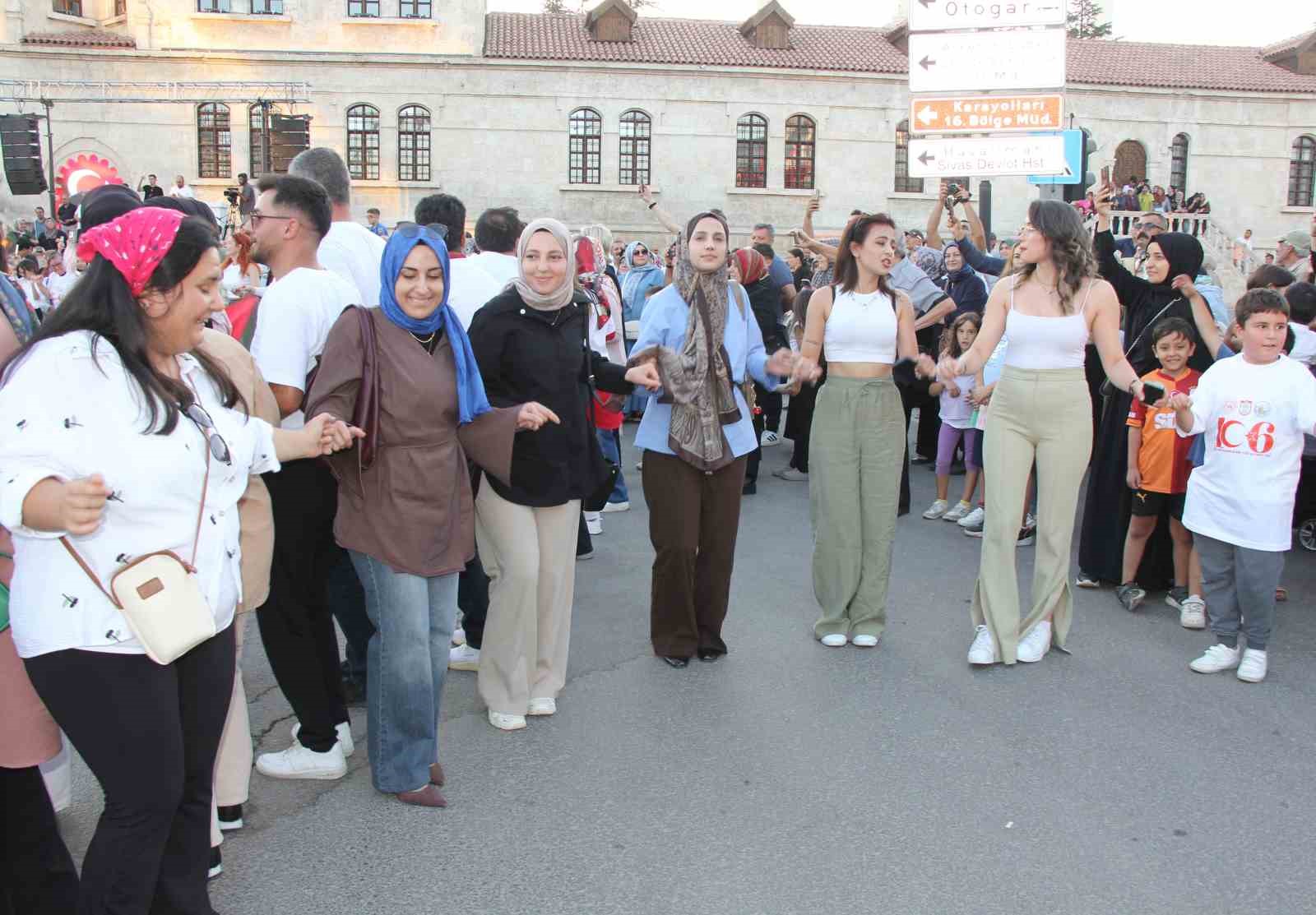 Aynı anda bin 58 kişi halay çekti, tarihi meydanda eşsiz görüntüler oluştu
