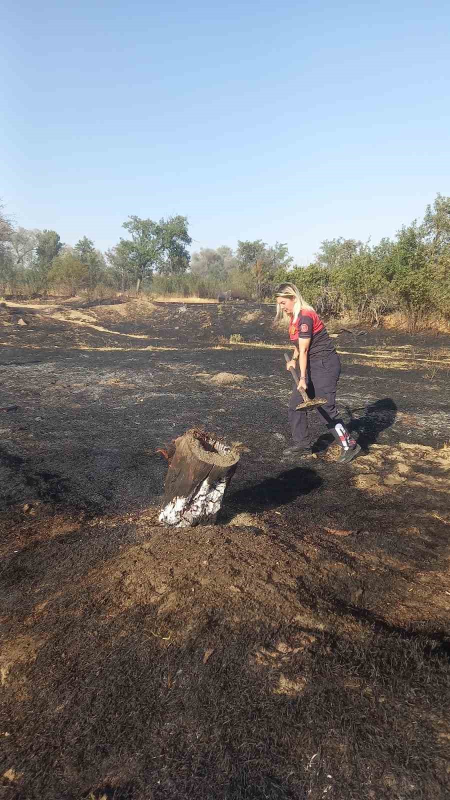 Yozgat&rsquo;ta yangın: Bir ev ve 20 d&ouml;n&uuml;m alan k&uuml;le d&ouml;nd&uuml;
