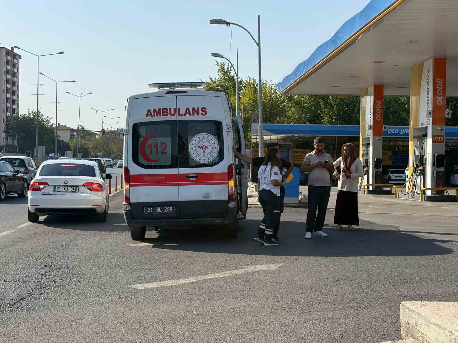 Ambulans kazaya karıştı, sağlıkçılar muhabirin görevini engelledi