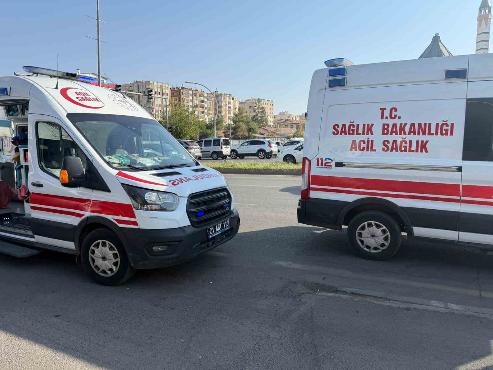 Ambulans kazaya karıştı, sağlık&ccedil;ılar muhabirin g&ouml;revini engelledi
