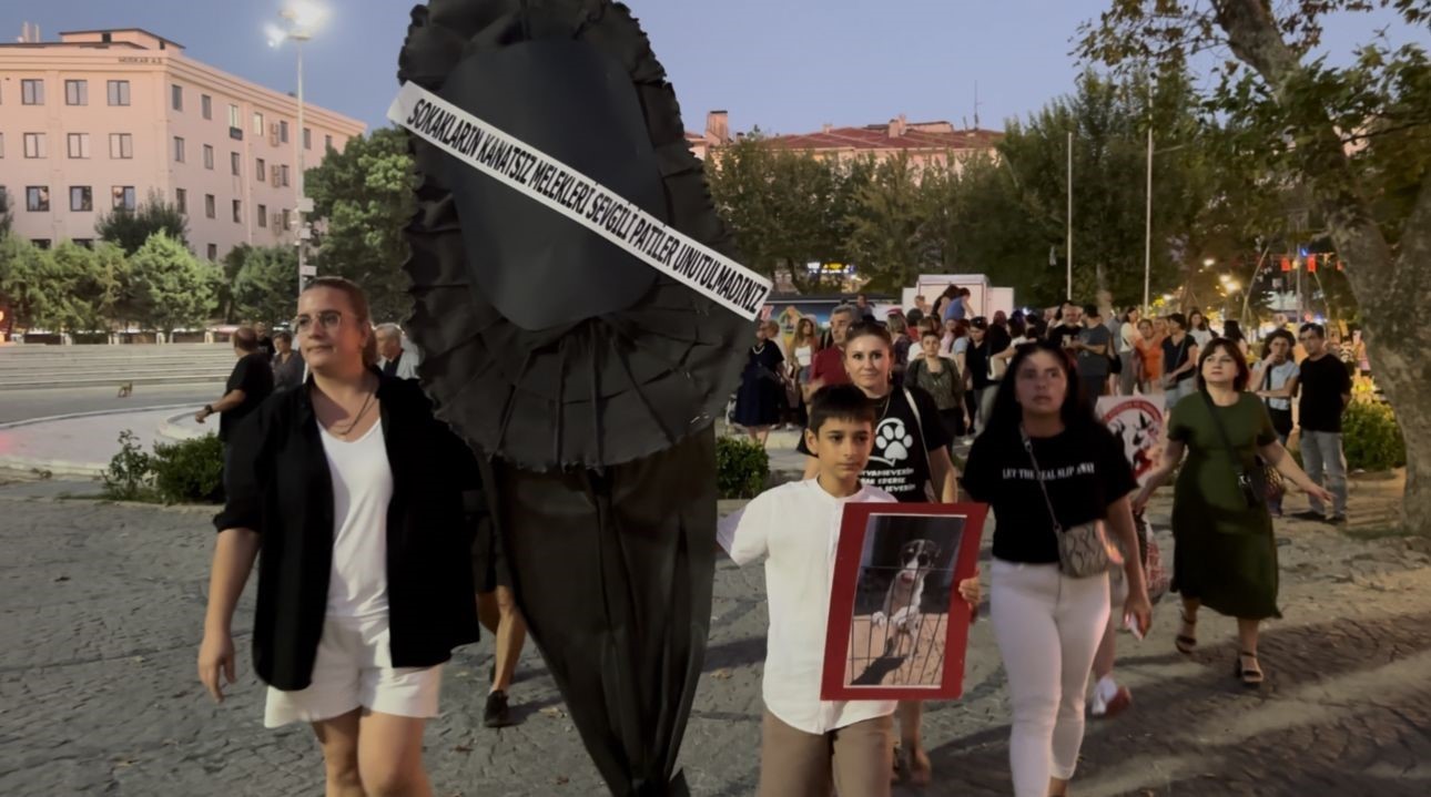 Lüleburgaz Belediyesi önünde oturma eylemi: Eylemciler siyah çelenk bıraktı