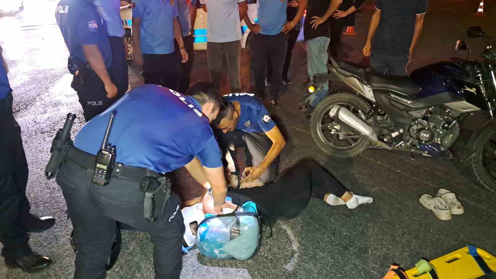 Kazada yaralanan gen&ccedil; kız acılar i&ccedil;inde kıvranırken, otomobil s&uuml;r&uuml;c&uuml;s&uuml; olay yerinden ka&ccedil;tı
