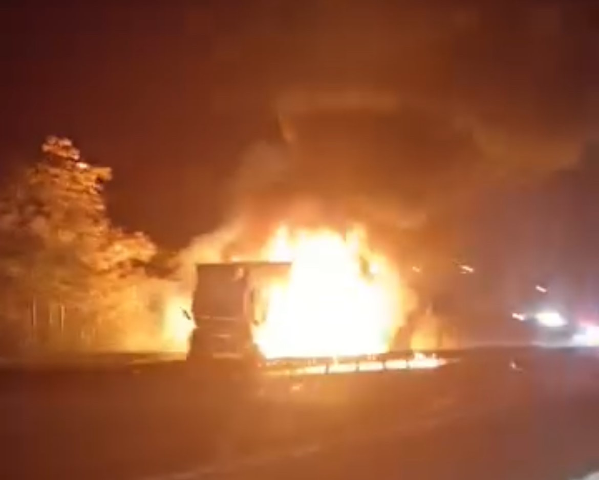 Janttan &ccedil;ıkan kıvılcımlarla tır yanarak kullanılamaz hale geldi
