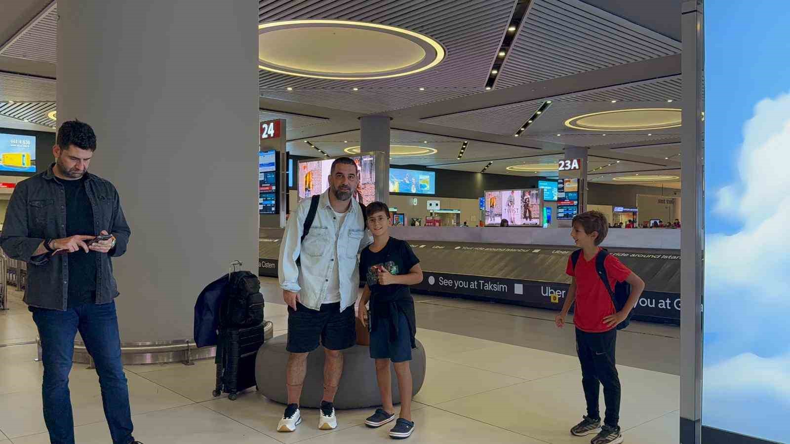 Arda Turan, milli takım arasında Türkiye’ye geldi