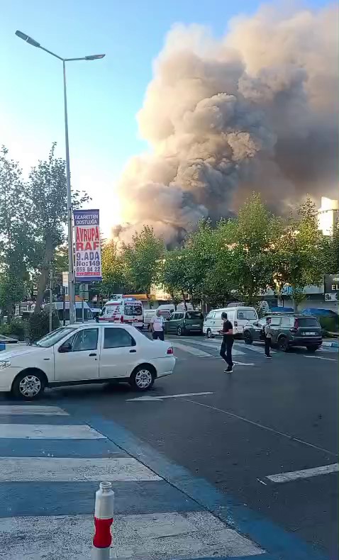 Bağcılar Mahmutbey Mahallesi’nde bulunan İstanbul Toptancılar Çarşısı’ndaki (İSTOÇ) bir iş yerinde yangın çıktı. İhbar üzerine bölgeye çok sayıda itfaiye ekibi yönlendirildi.