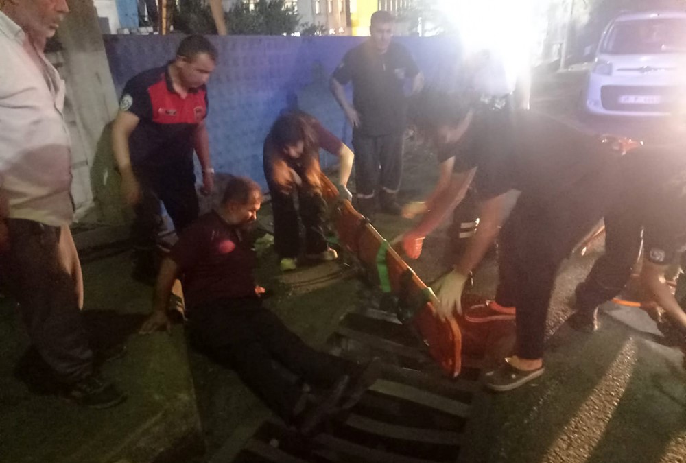 Ayağı mazgala sıkışan vatandaş kurtarıldı
