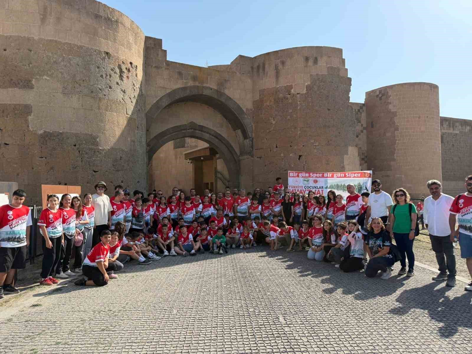 Kayseri Muaythai Takımı Kars’ta madalyaları topladı