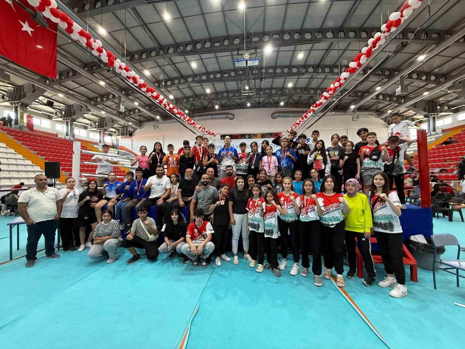 Kayseri Muaythai Takımı Kars&rsquo;ta madalyaları topladı
