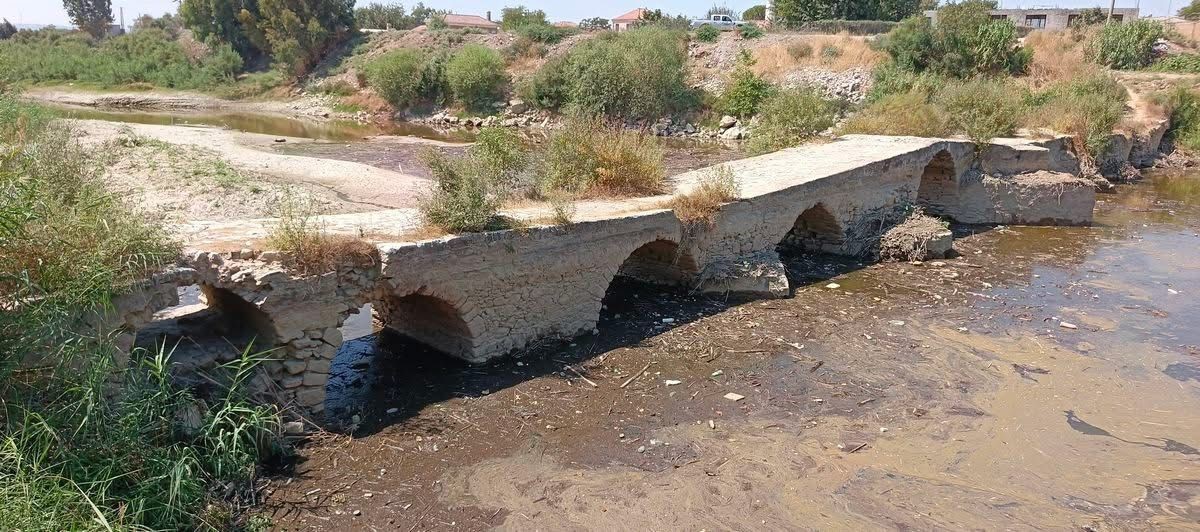 Taşk&ouml;pr&uuml; temizliğinde tarihi s&uuml;tun par&ccedil;ası bulundu

