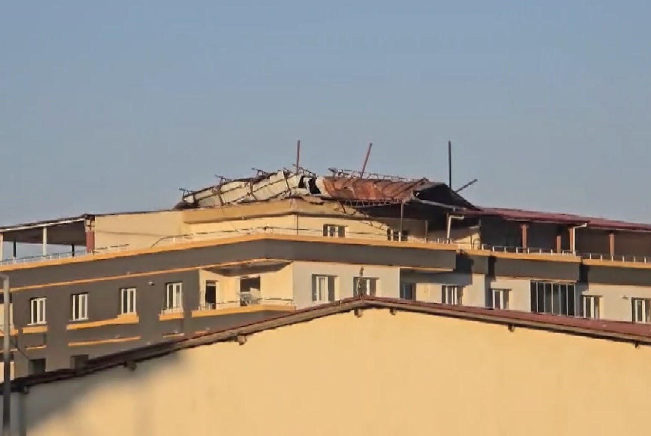 Gaziantep’te şiddetli fırtına hasarlı binanın çatısını uçurdu