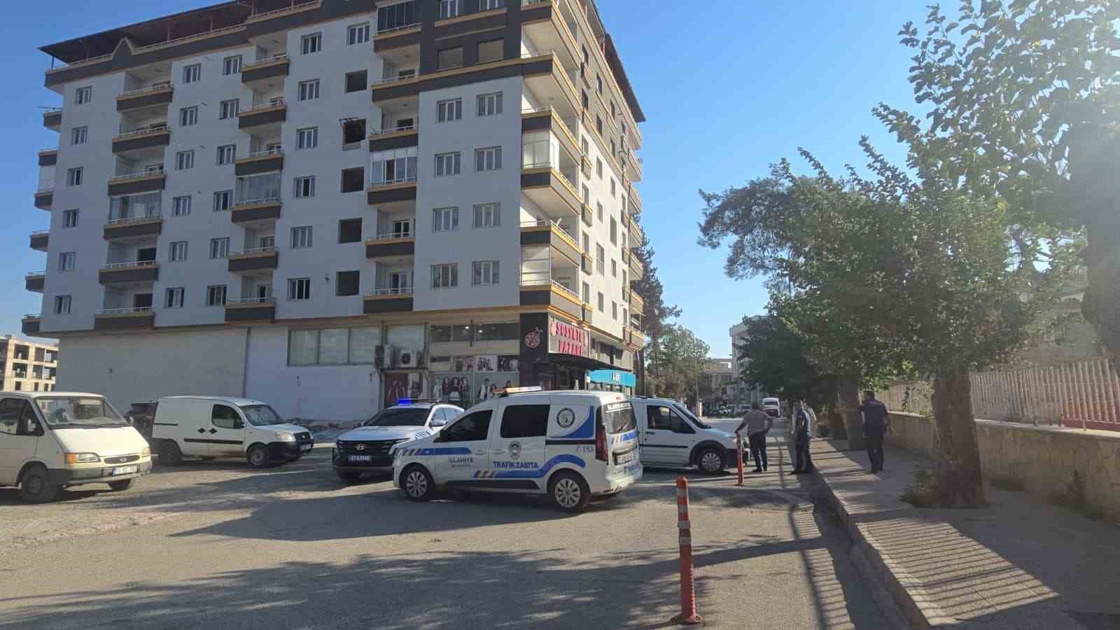 Gaziantep’te şiddetli fırtına hasarlı binanın çatısını uçurdu