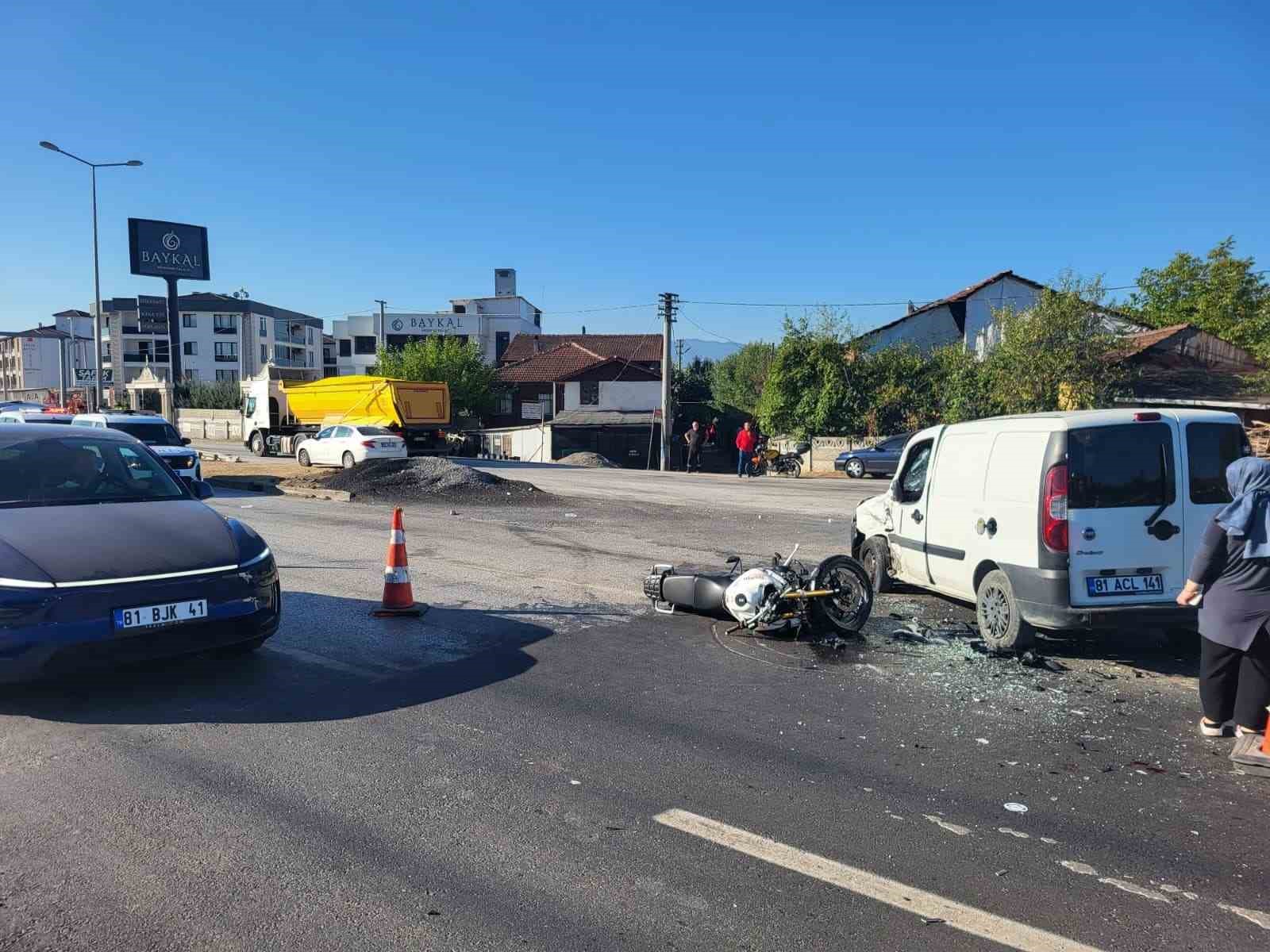 Hafif ticari ara&ccedil; ile motosikletin karıştığı kazada 1 kişi ağır yaralandı
