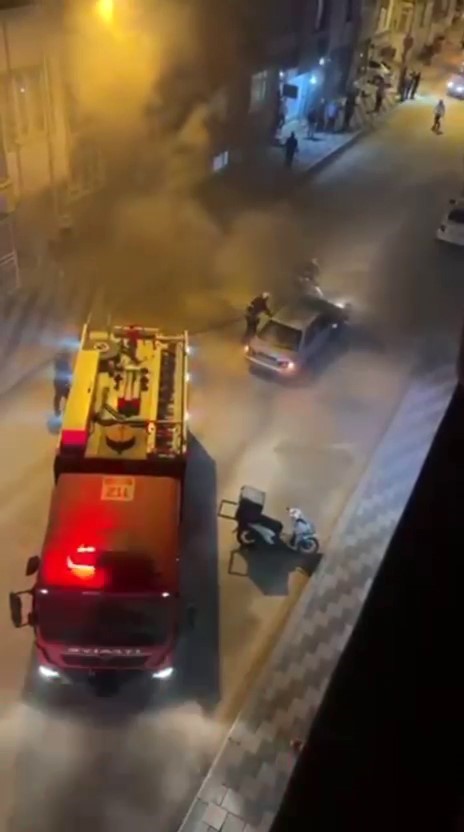 Elazığ&rsquo;da seyir halindeki otomobil yandı
