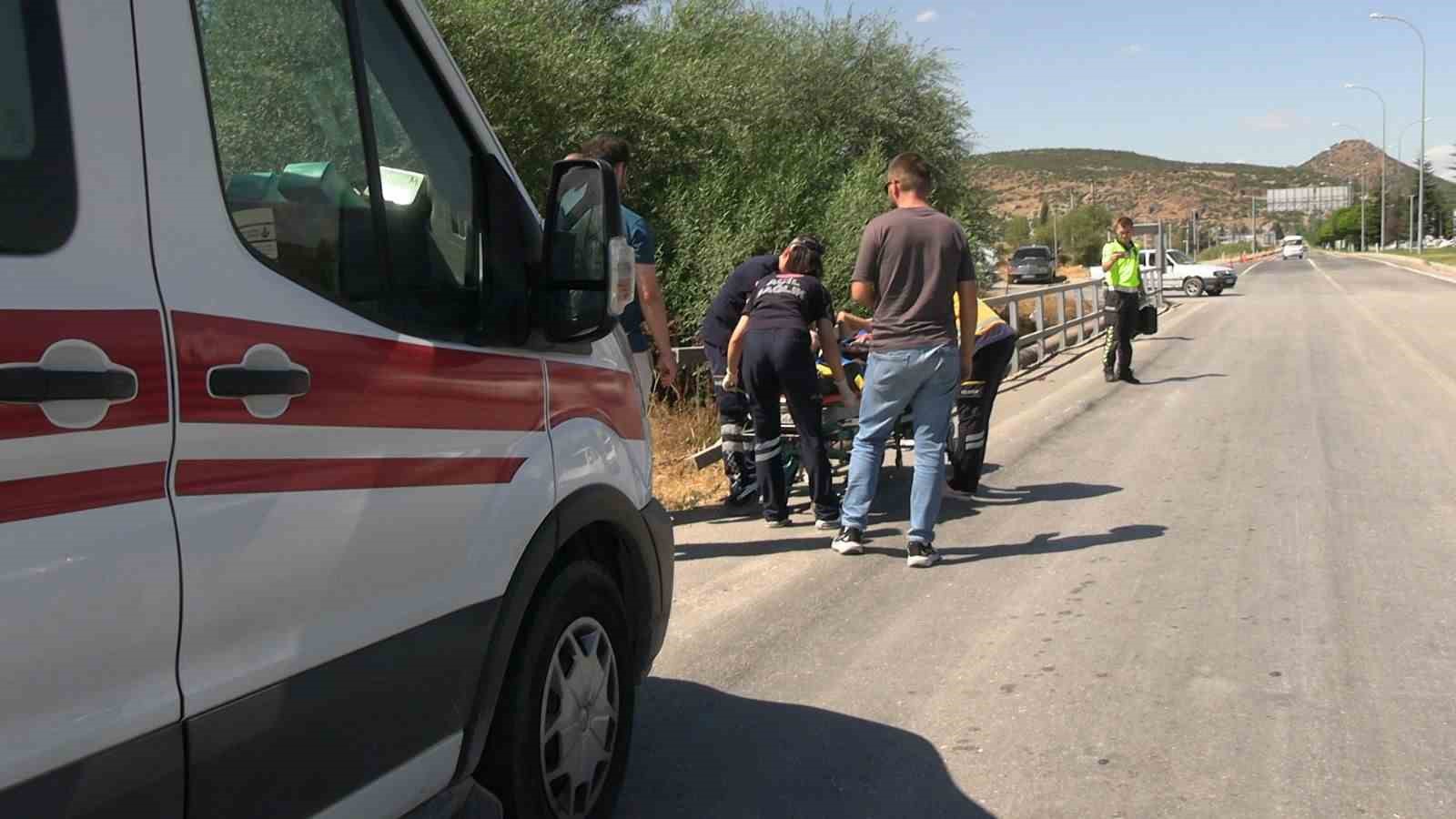 Tavşanlı’da motosiklet kazası, sürücü kask sayesinde ölümden öndü