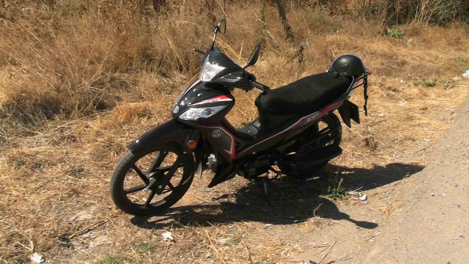 Tavşanlı&rsquo;da motosiklet kazası, s&uuml;r&uuml;c&uuml; kask sayesinde &ouml;l&uuml;mden &ouml;nd&uuml;
