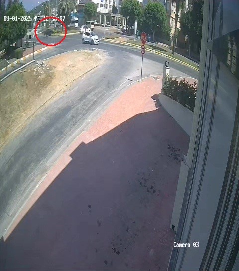 Kaza yapan otomobil ref&uuml;je &ccedil;ıkarak durabildi 