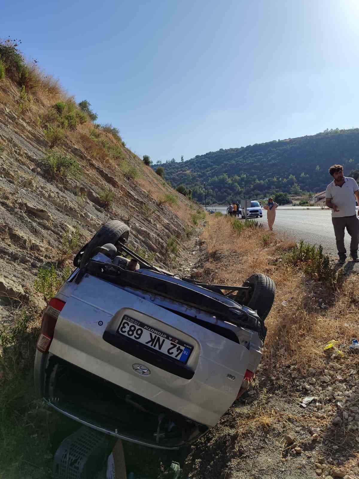 Antalya&rsquo;da otomobil şarampole devrildi: 3 yaralı
