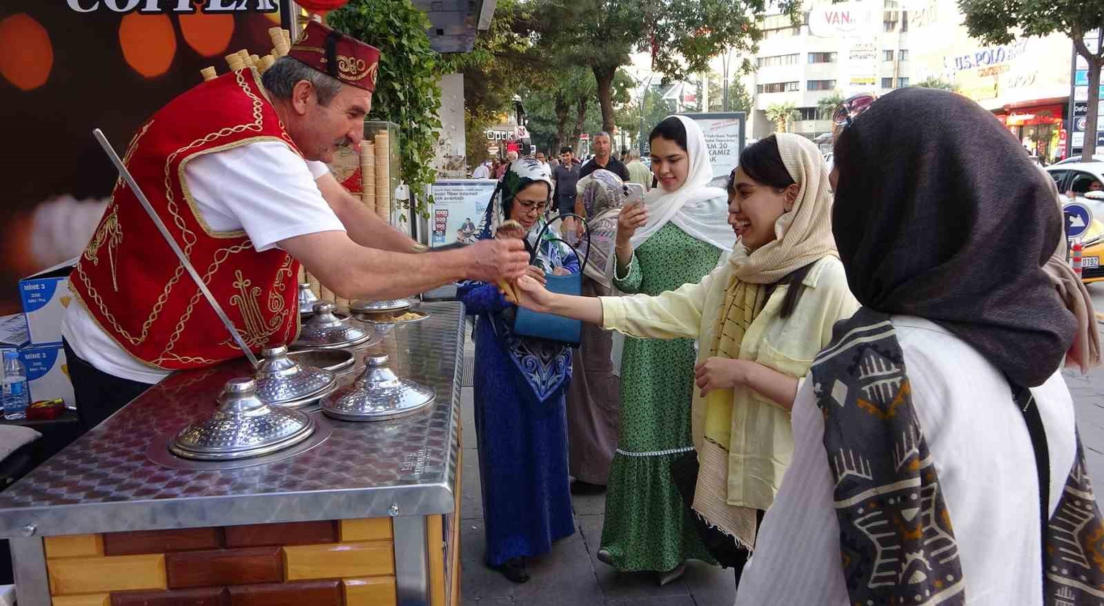 İranlı turistler Van esnafının yüzünü güldürdü