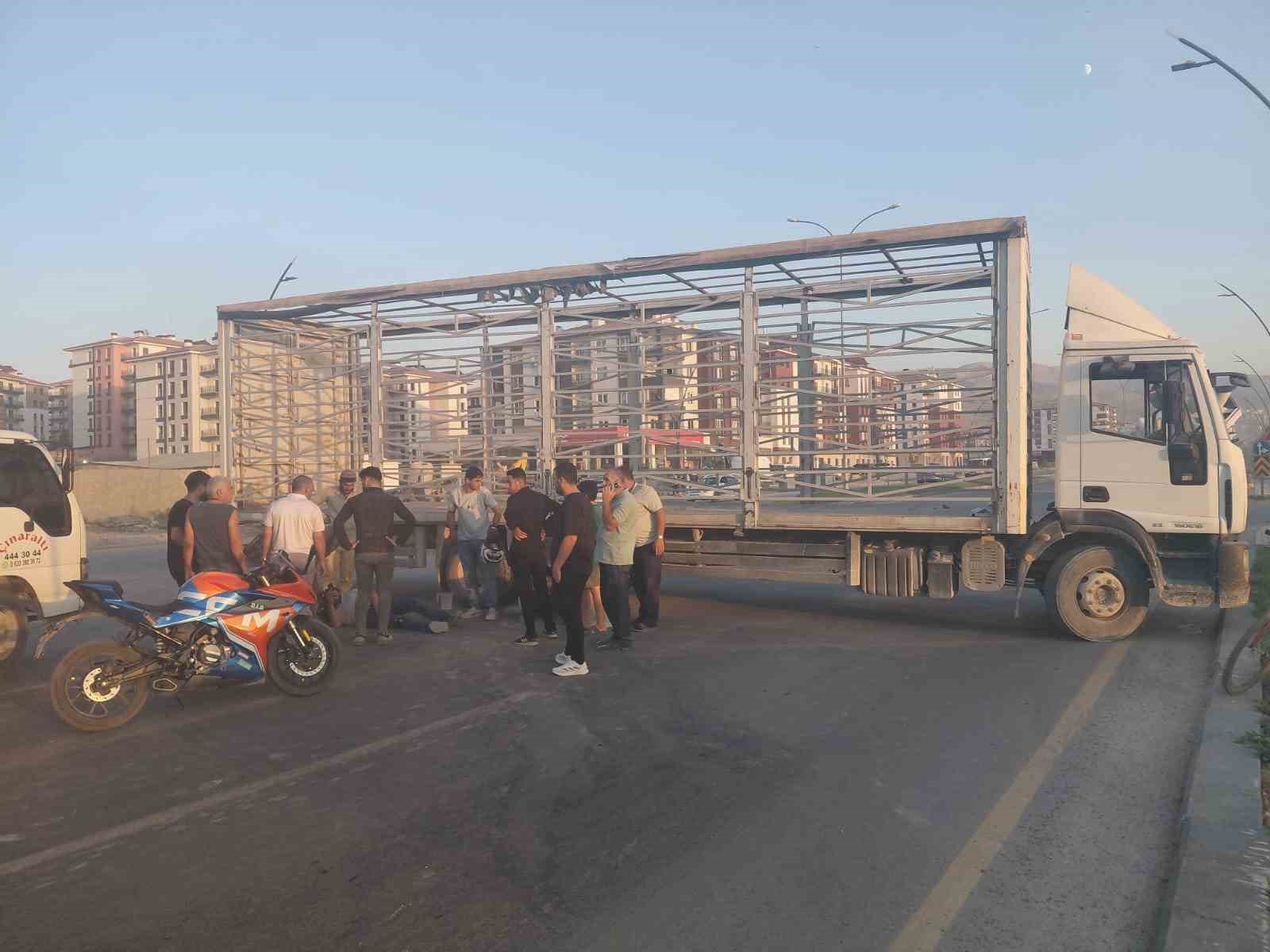 Kamyon ile motosiklet &ccedil;arpıştı: 1 yaralı
