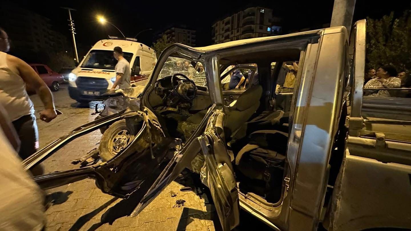 Osmaniye&rsquo;de l&uuml;ks ciple kamyonetin karıştığı kazada 4 kişi yaralandı
