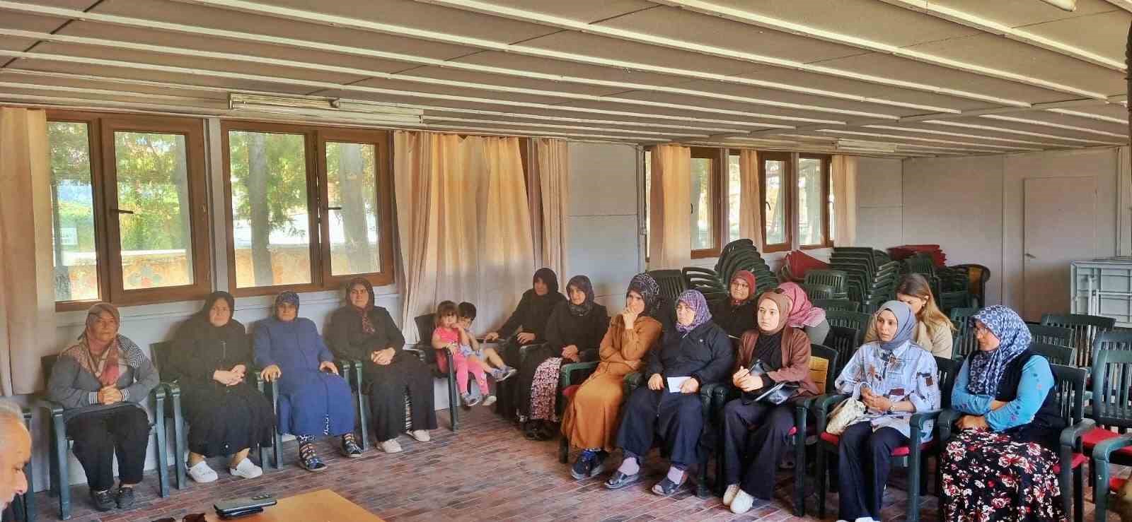 Aslanapa&rsquo;da kadın &ccedil;ift&ccedil;ilere kooperatif anlatıldı
