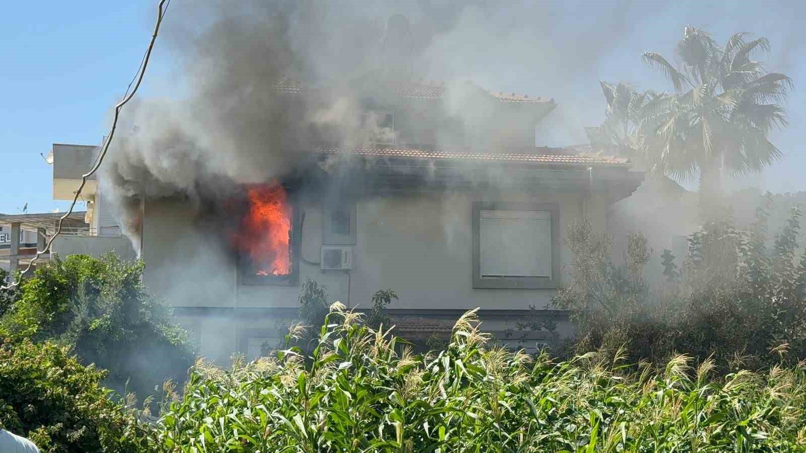 2 katlı müstakil evde yangın paniği