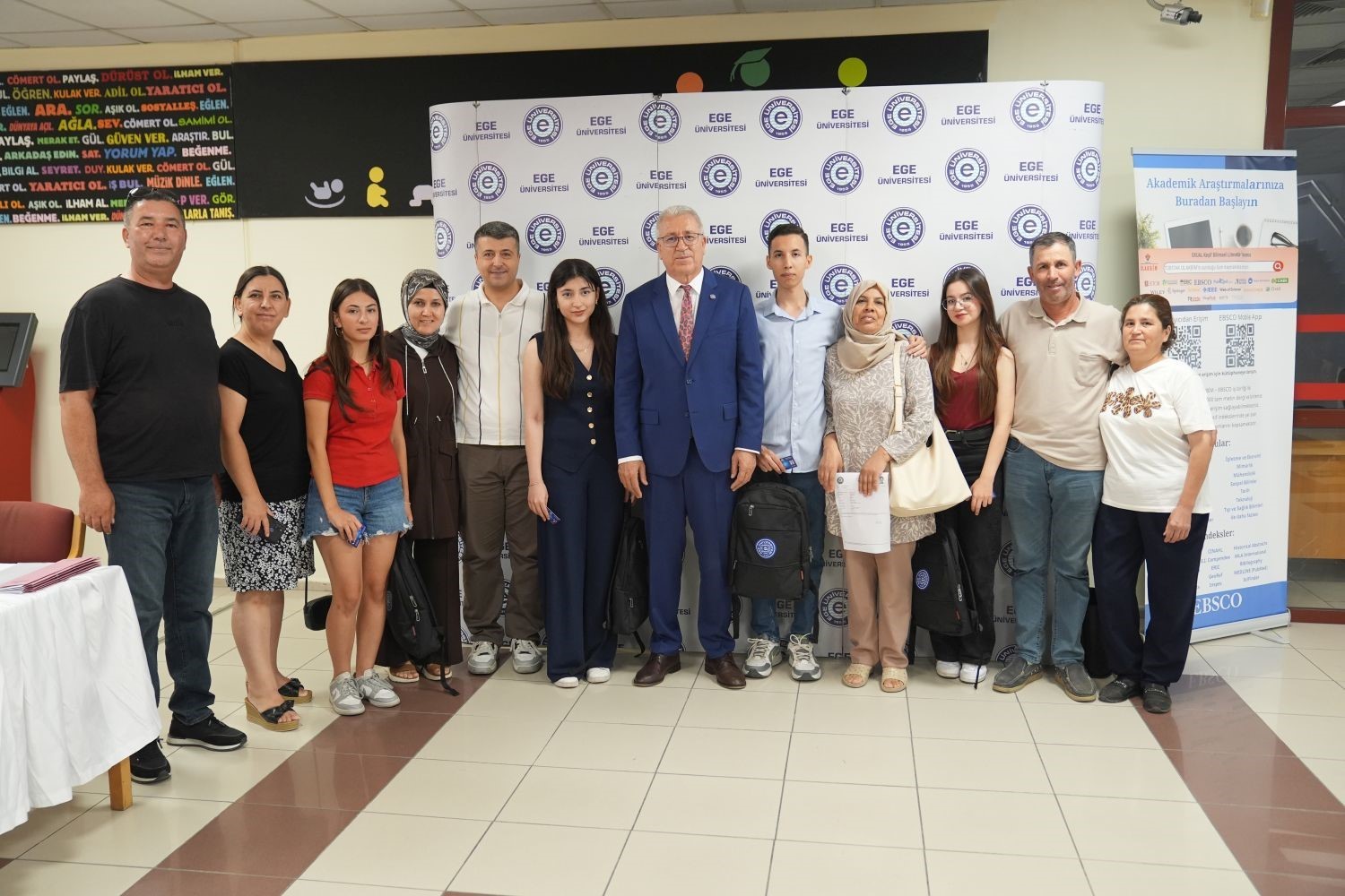 E&Uuml; Rekt&ouml;r&uuml; Prof. Dr. Budak, &ccedil;i&ccedil;eği burnunda &ouml;ğrencilerinin kayıt heyecanına ortak oldu
