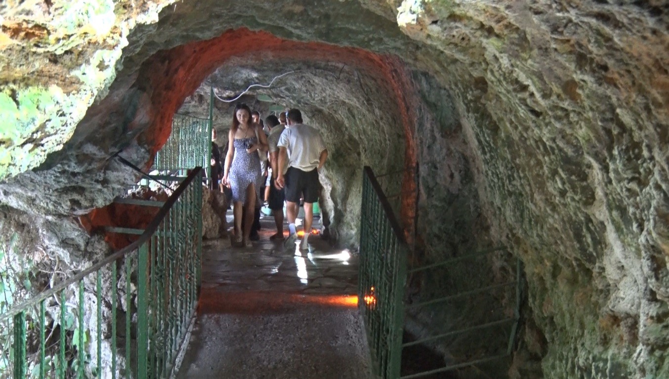 D&uuml;den Şelalesi 8 ayda 605 bin ziyaret&ccedil;iyi ağırladı, sıcaklardan ka&ccedil;anların uğrak noktası oldu
