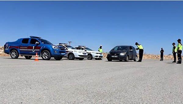 Konya&rsquo;da jandarmanın dron ile yaptığı denetimlerde 15 s&uuml;r&uuml;c&uuml;ye ceza kesildi
