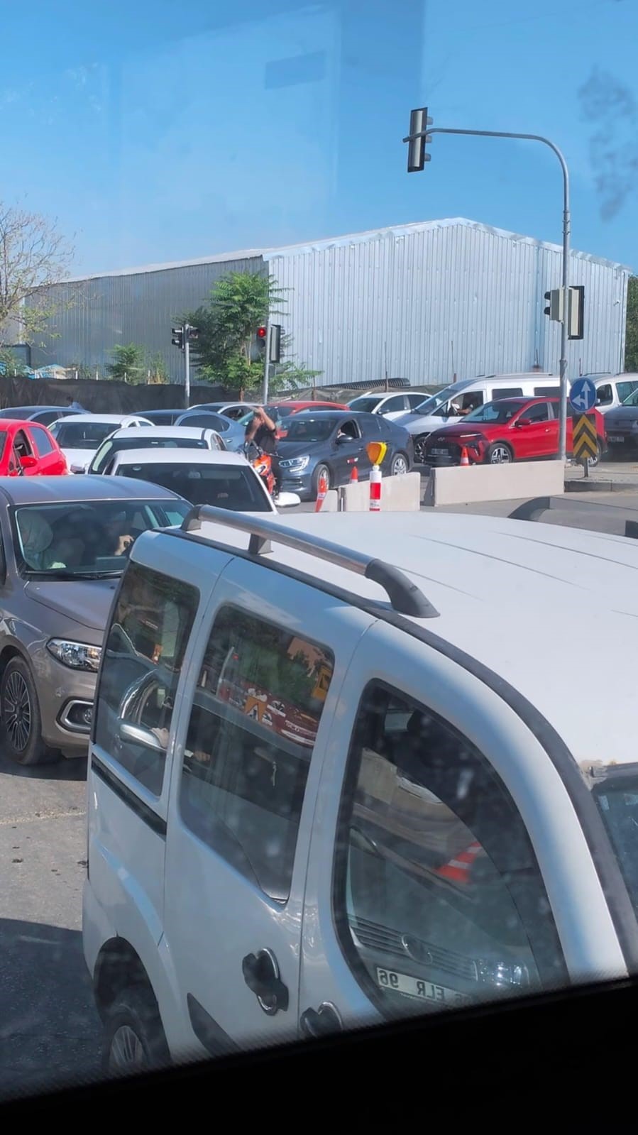 Ankara’da bıçaklı trafik kavgası kameraya yansıdı