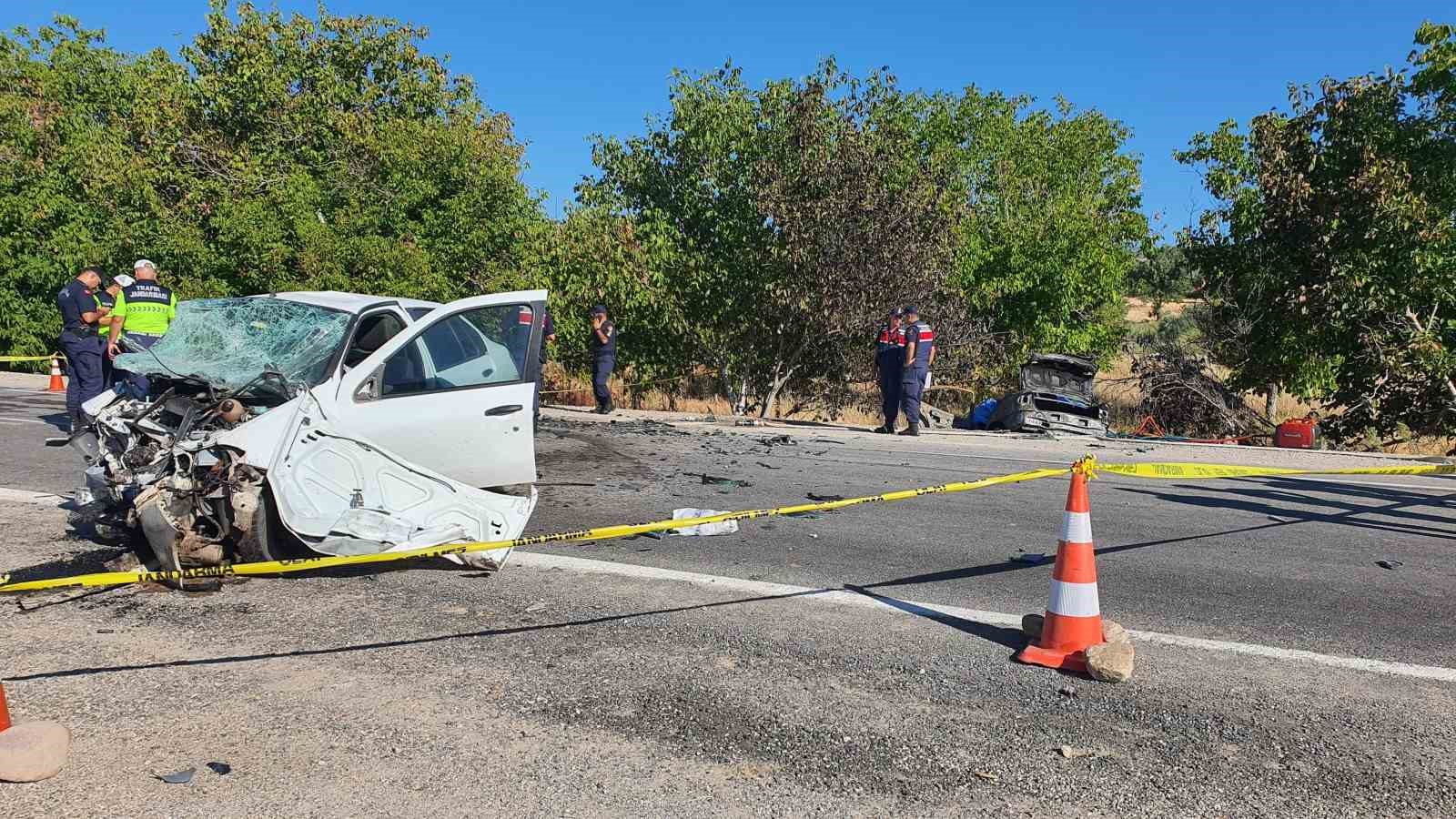 Demirci’de feci kaza: 3 ölü, 2 yaralı