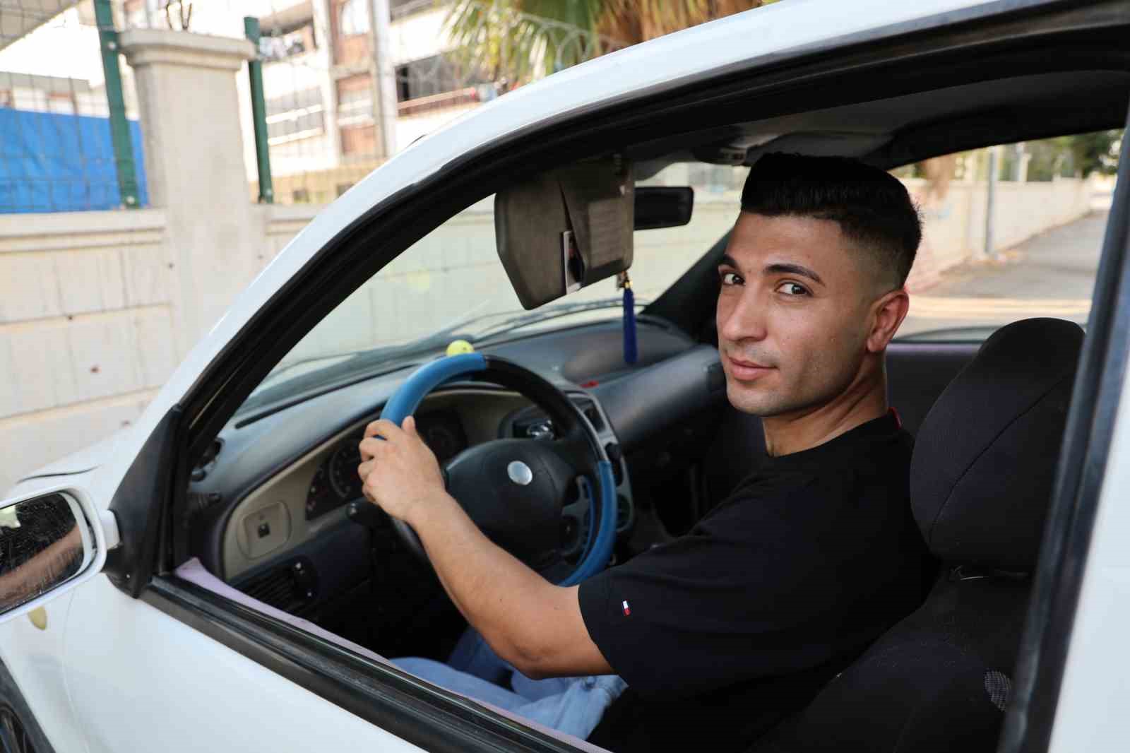 Adana’dan renkli görüntüler: Otomobilini balon ve yazılarla süsledi, eşini karşıladı