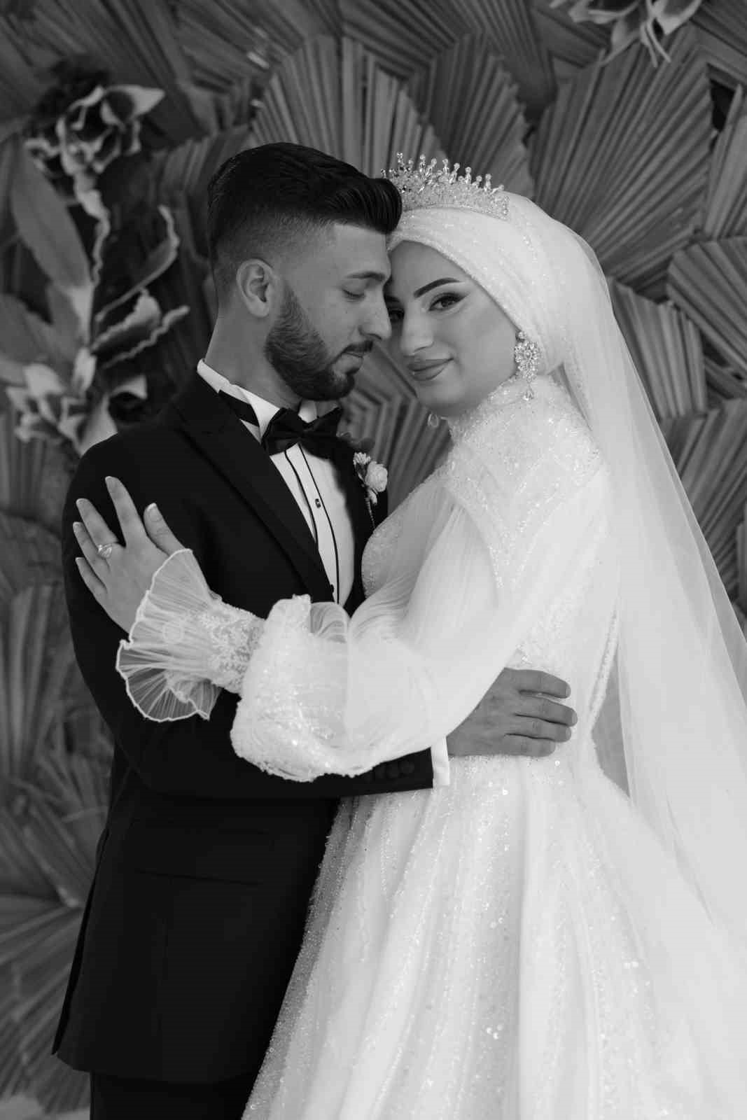 Adana&rsquo;dan renkli g&ouml;r&uuml;nt&uuml;ler: Otomobilini balon ve yazılarla s&uuml;sledi, eşini karşıladı
