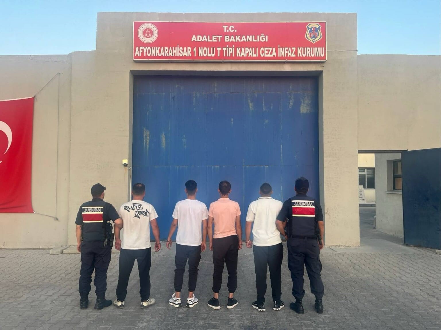 Cezaevinden izinli çıkıp uyuşturucu satmaya çalışırken yakalandı