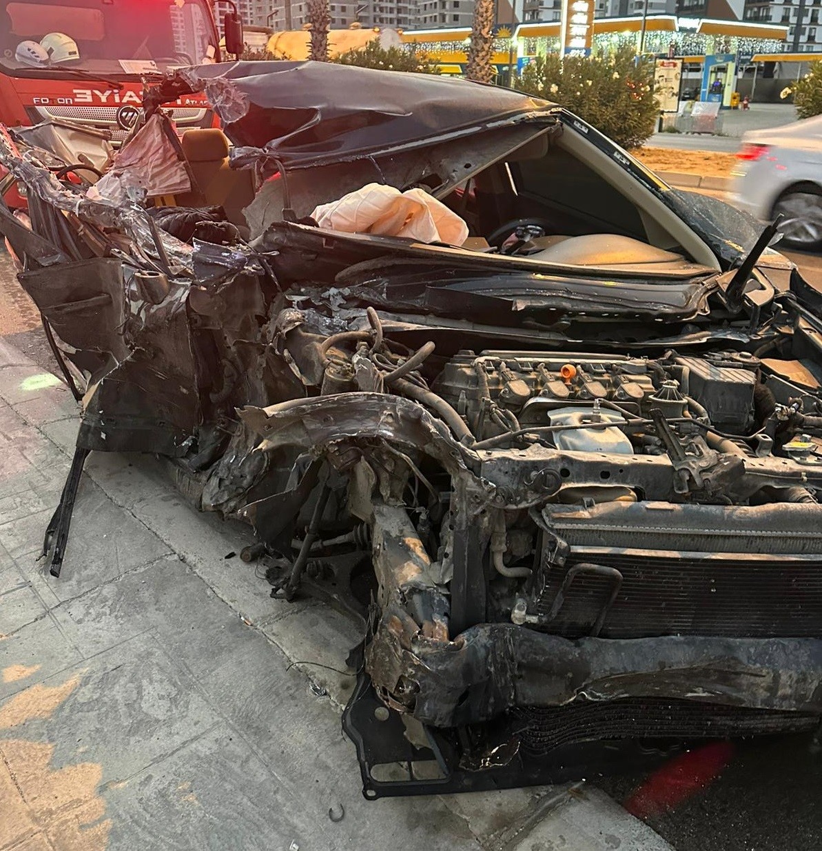 Tekeri bile koptu: Kamyona &ccedil;arpan otomobil hurdaya d&ouml;nd&uuml;, 2 yaralı
