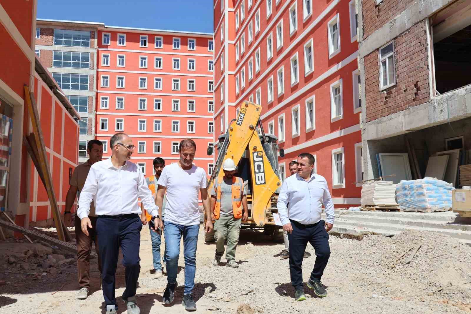 Genel Müdür Şahin, Bilecik’te bitmeyen KYK yurdunda incelemelerde bulundu