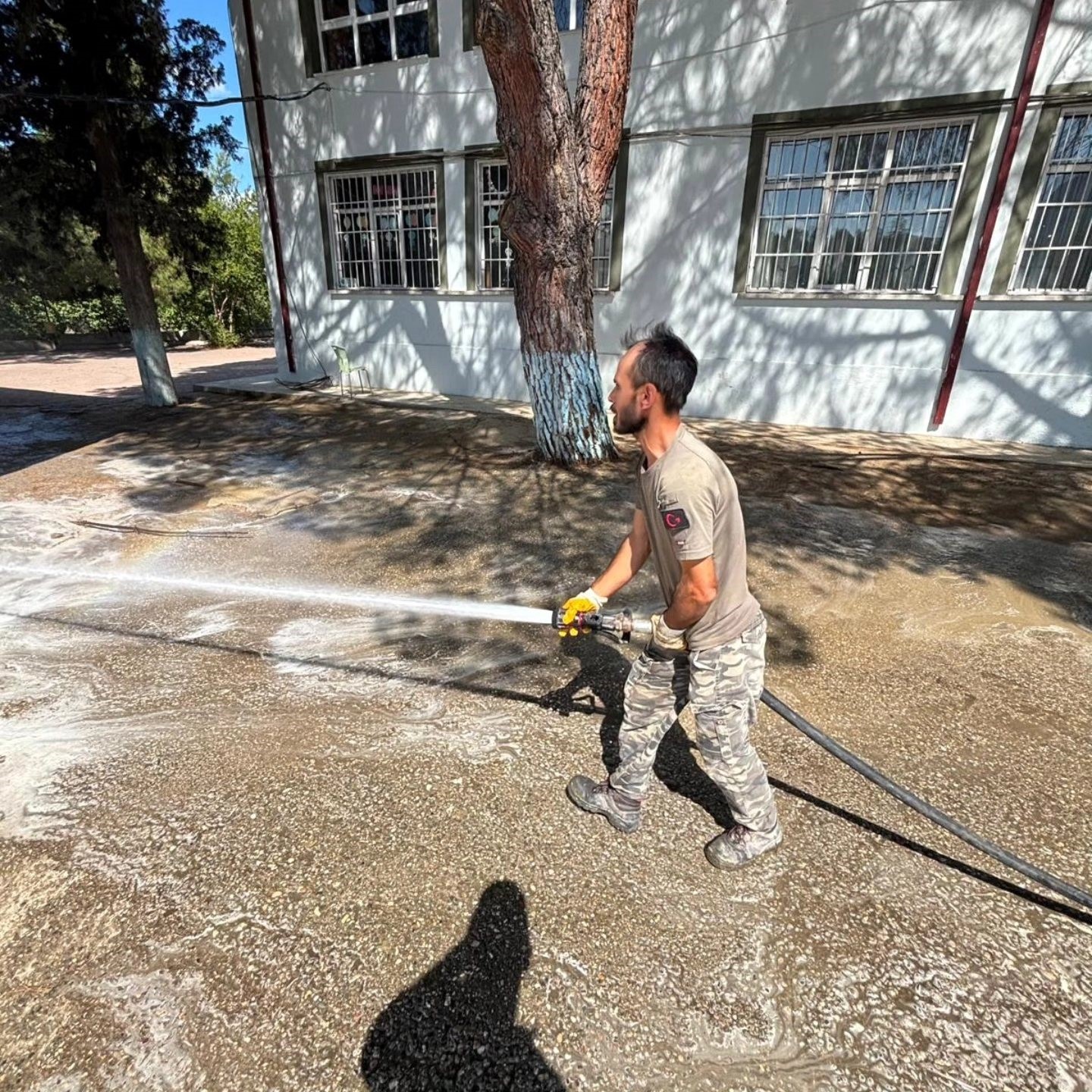 Bayırk&ouml;y Belediyesi&rsquo;nden eğitim yılı &ouml;ncesi bah&ccedil;e temizliği
