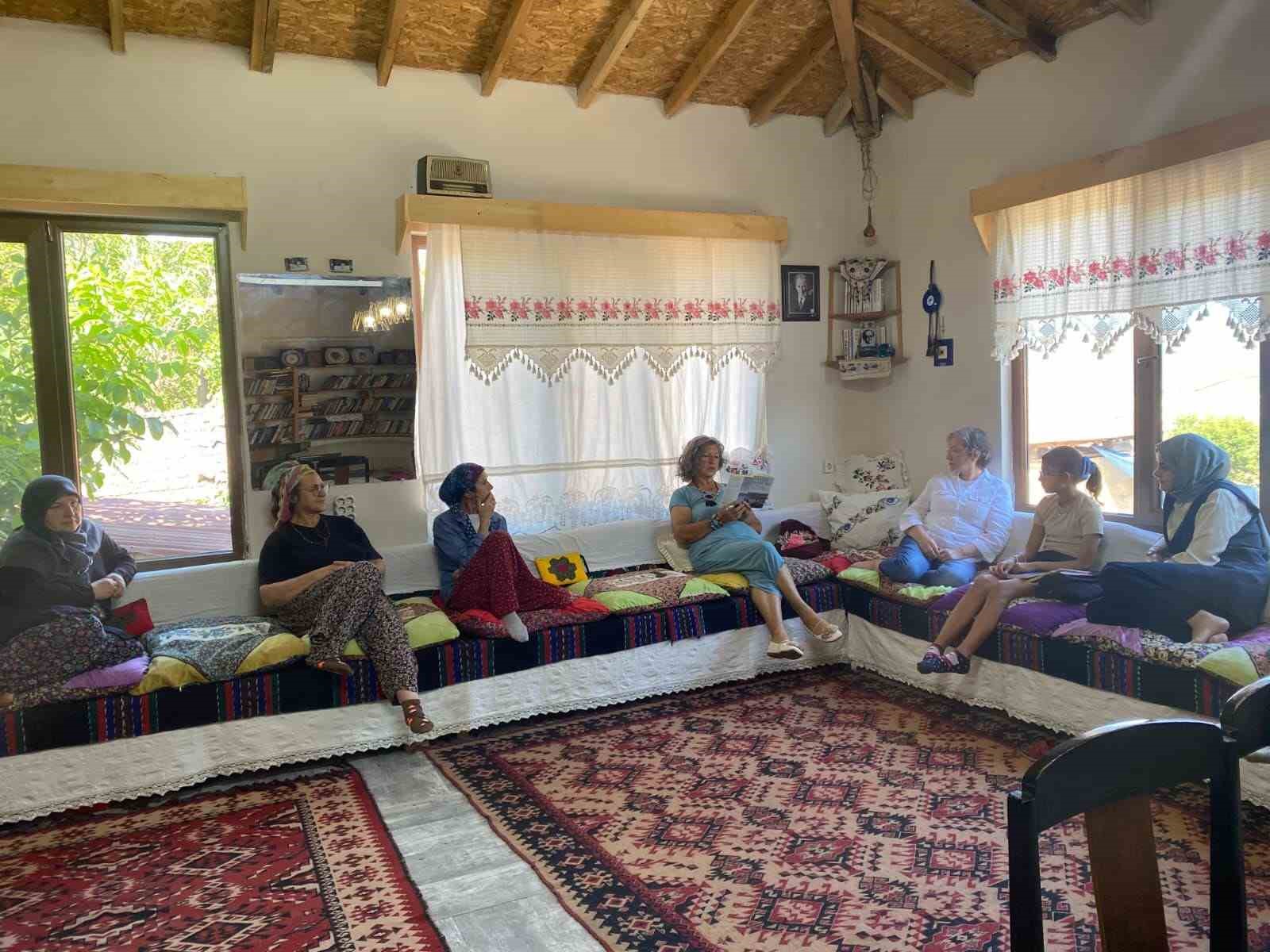 K&ouml;y kadınlarından kitap okuma etkinliği
