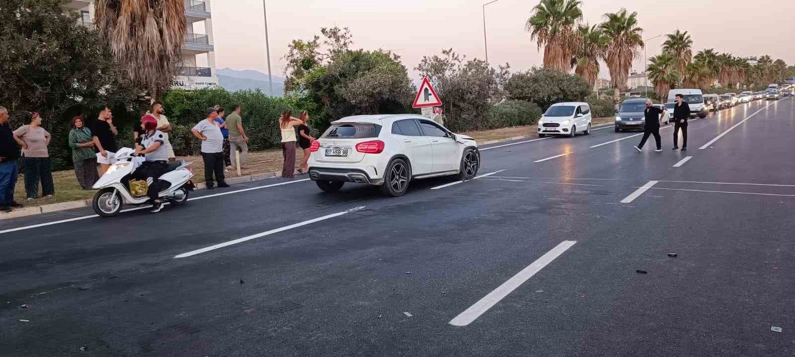 Otomobille &ccedil;arpışan motosikletli ağır yaralandı
