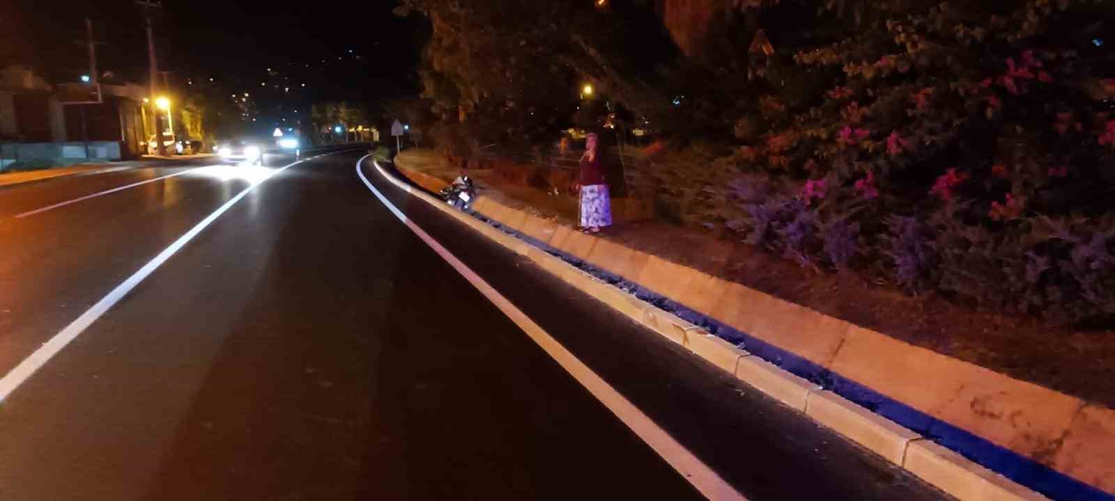 Otomobil yayaya yol vermek i&ccedil;in duran motosiklete &ccedil;arptı: 1 yaralı
