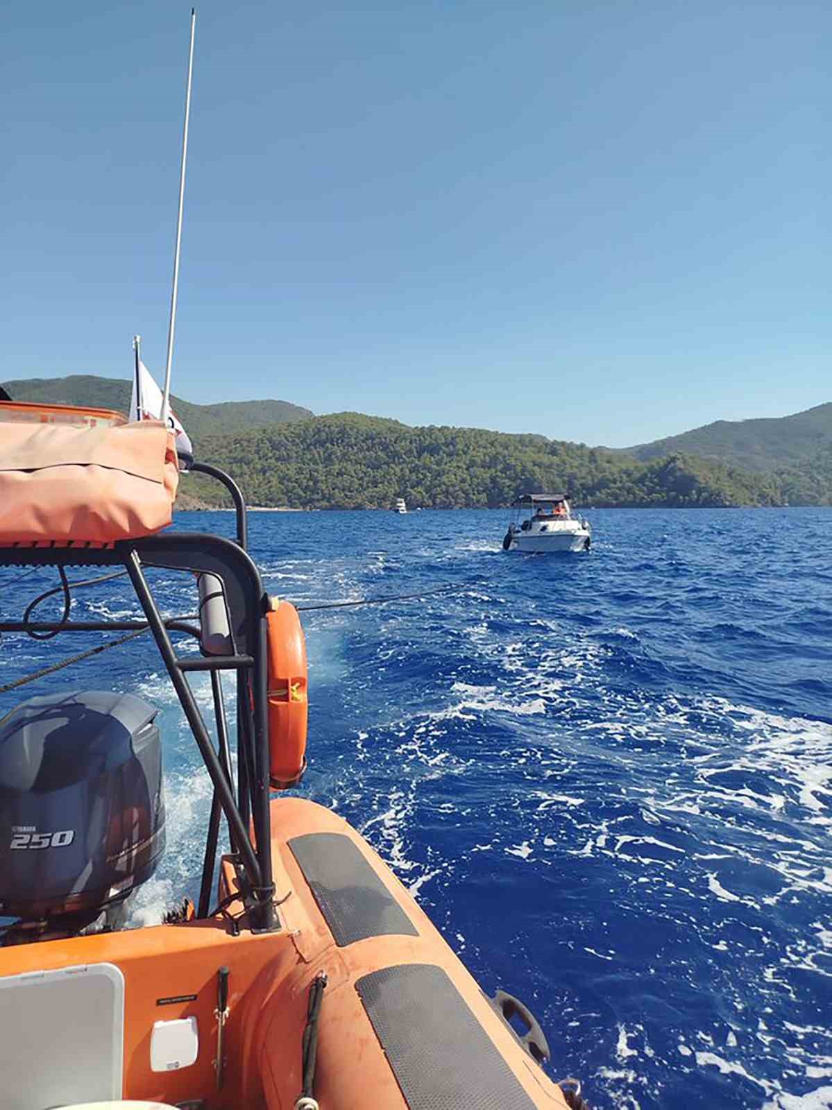 Şeytan adası açıklarında sürüklenen tekne kurtarıldı